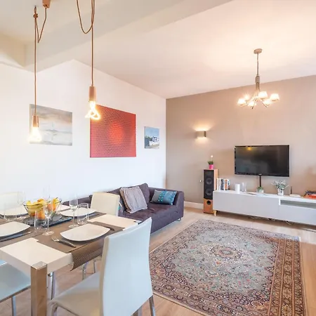 Tranquil Place In The Middle Of Downtown 2br *